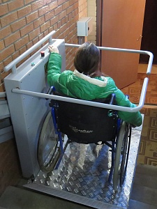 Наши инвалидные подъемники установлены в подъездах